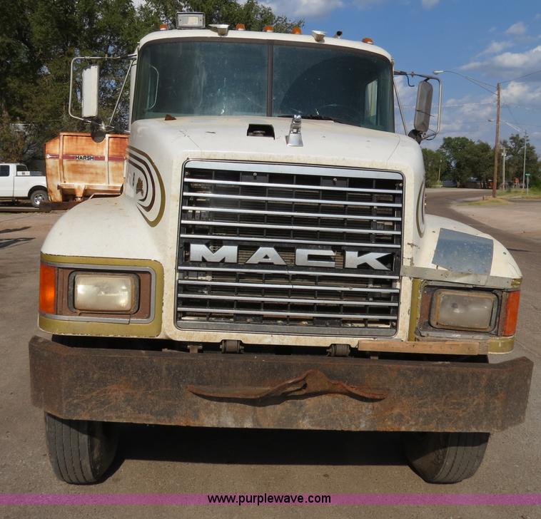 image for item B2432 1996 Mack CH613 semi truck