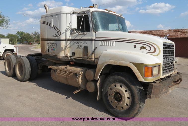 image for item B2432 1996 Mack CH613 semi truck