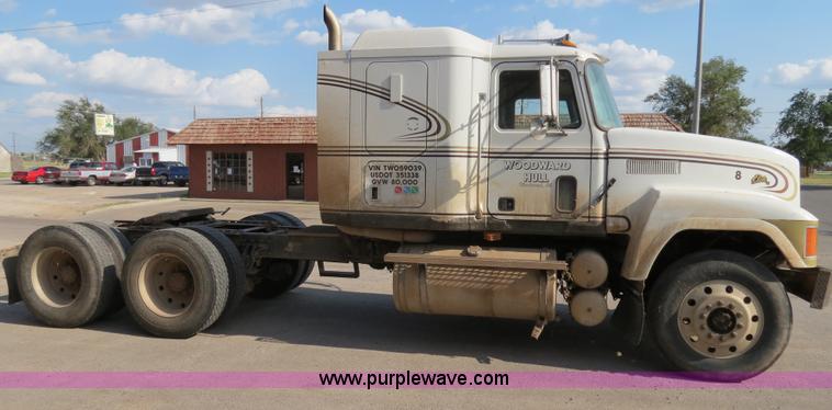 image for item B2432 1996 Mack CH613 semi truck