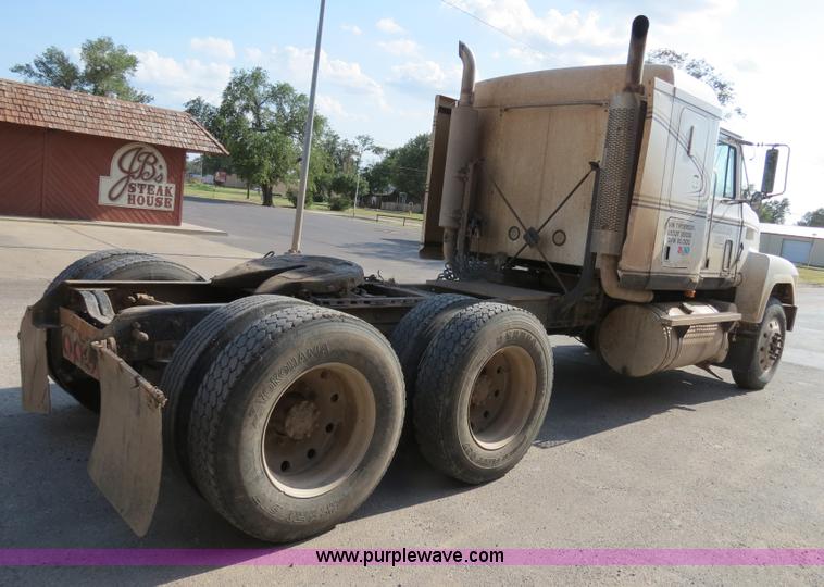 image for item B2432 1996 Mack CH613 semi truck