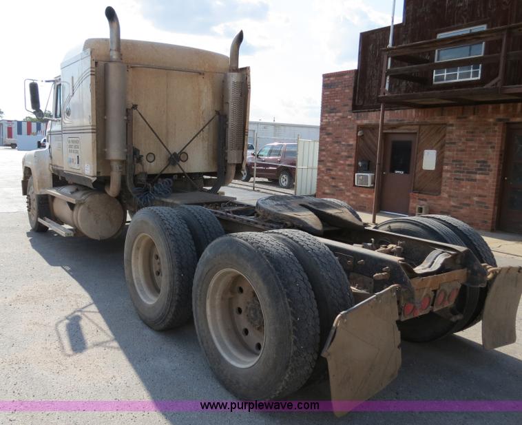 image for item B2432 1996 Mack CH613 semi truck
