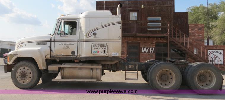image for item B2432 1996 Mack CH613 semi truck