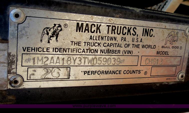image for item B2432 1996 Mack CH613 semi truck