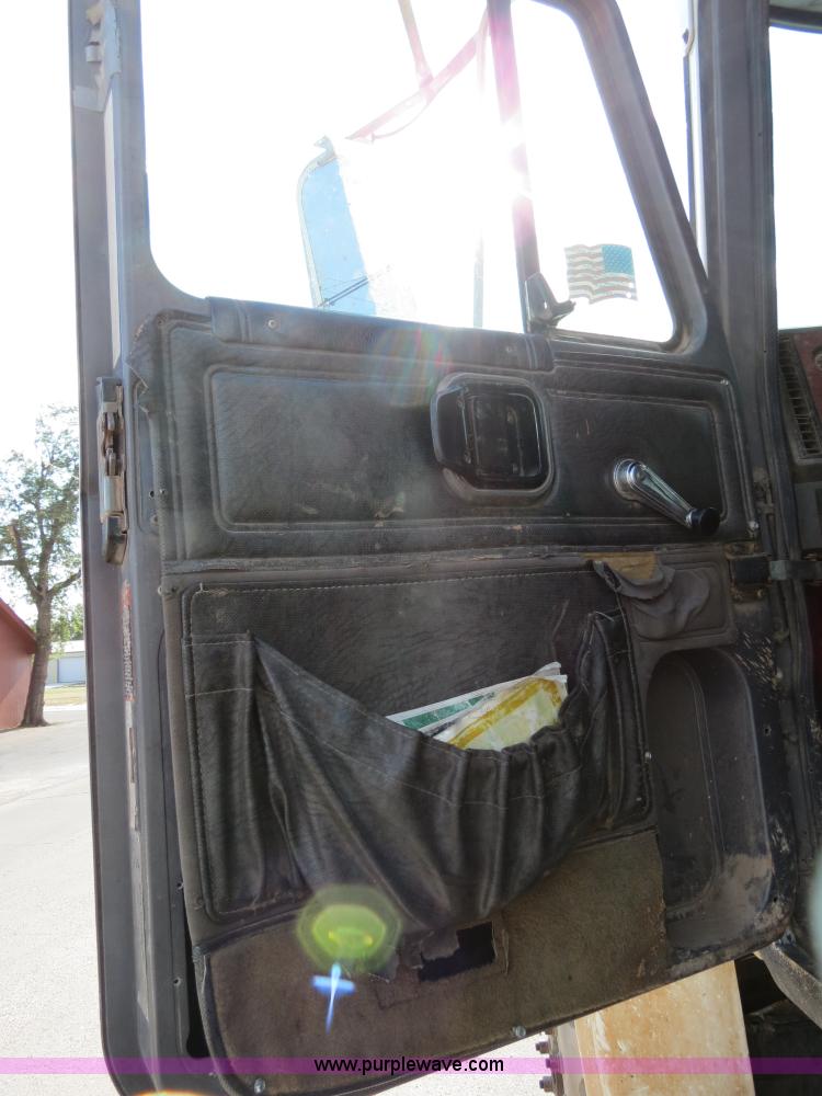 image for item B2432 1996 Mack CH613 semi truck