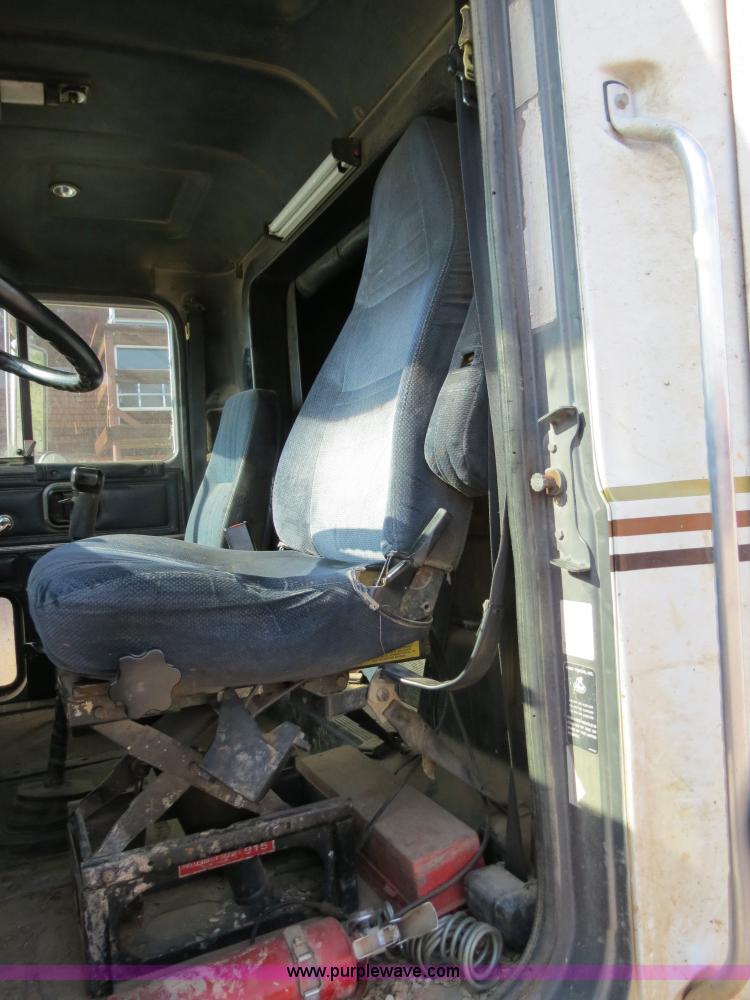 image for item B2432 1996 Mack CH613 semi truck