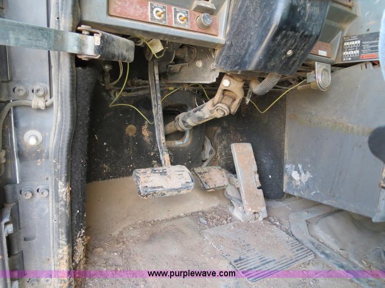 image for item B2432 1996 Mack CH613 semi truck