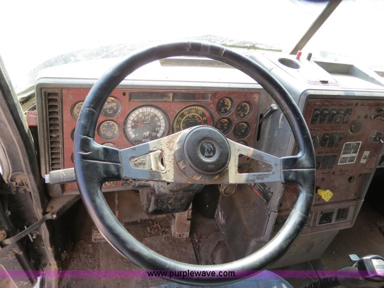 image for item B2432 1996 Mack CH613 semi truck