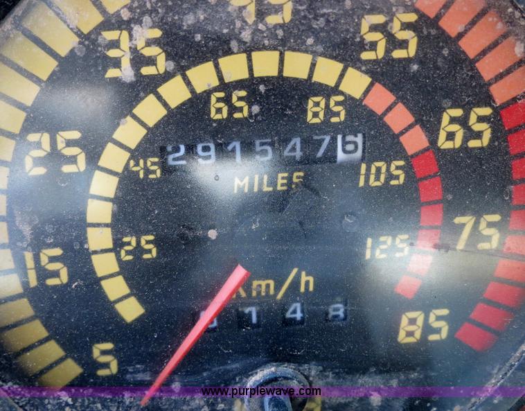 image for item B2432 1996 Mack CH613 semi truck