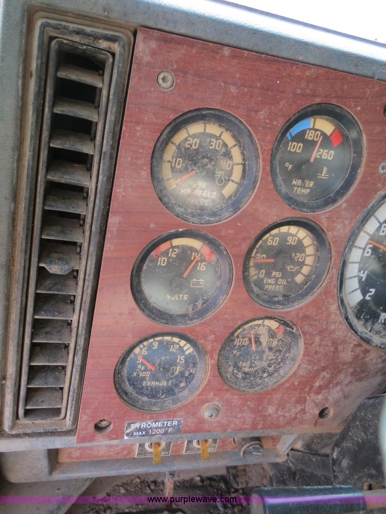 image for item B2432 1996 Mack CH613 semi truck