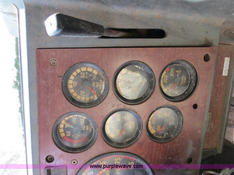 image for item B2432 1996 Mack CH613 semi truck