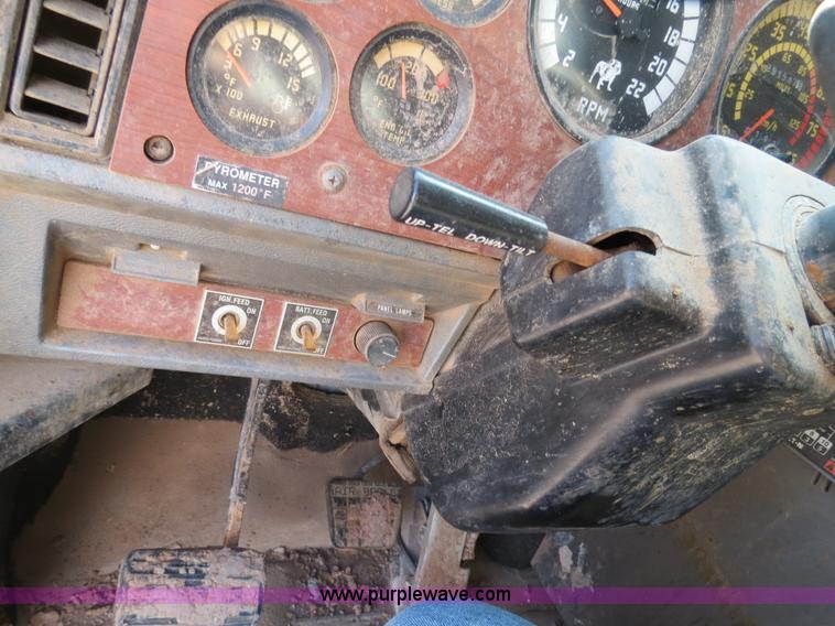 image for item B2432 1996 Mack CH613 semi truck