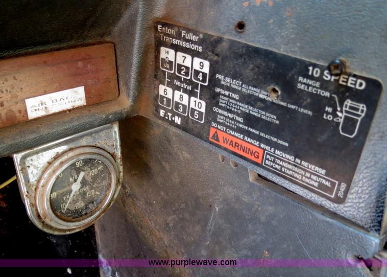 image for item B2432 1996 Mack CH613 semi truck