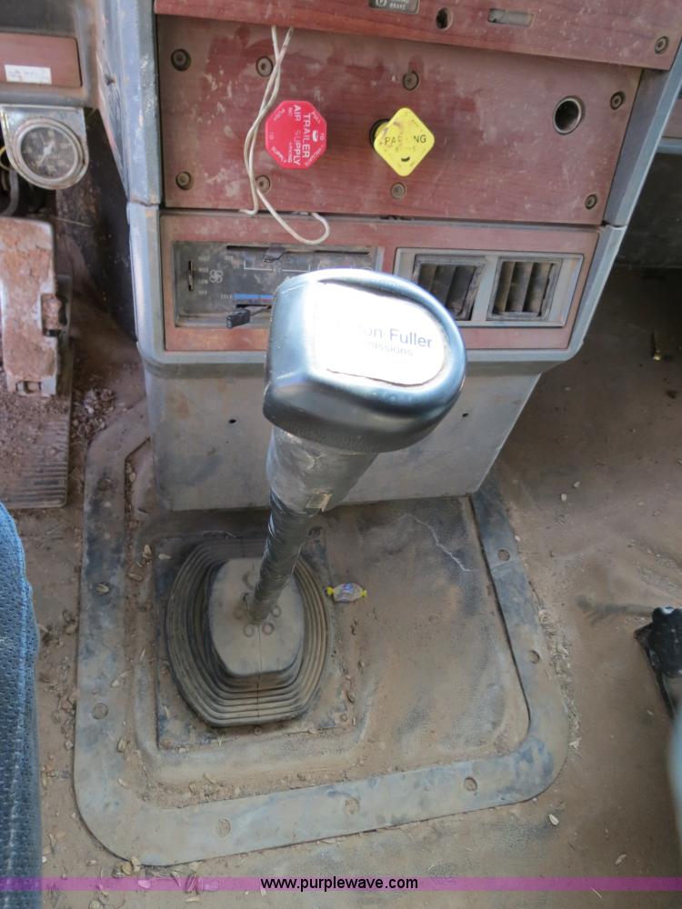 image for item B2432 1996 Mack CH613 semi truck