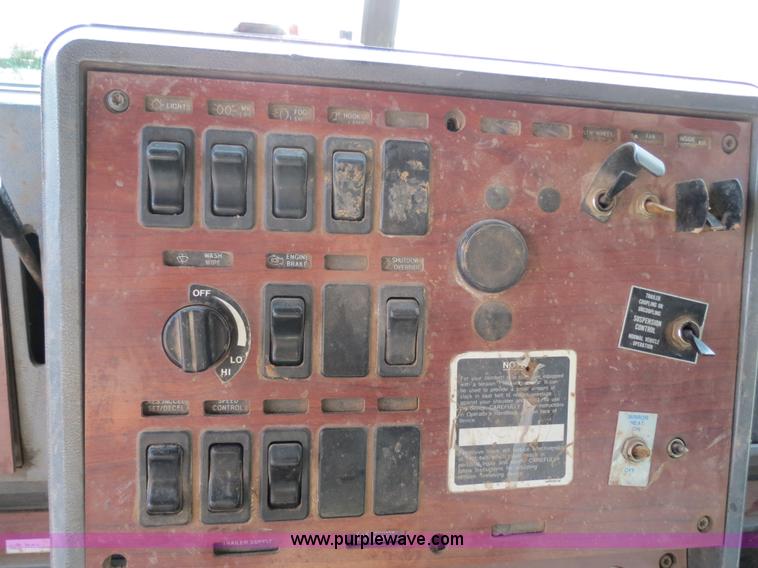 image for item B2432 1996 Mack CH613 semi truck