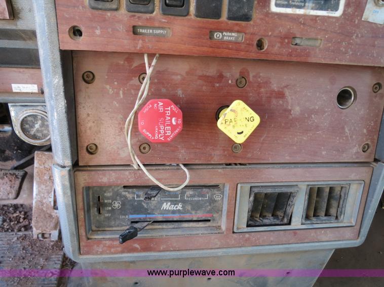 image for item B2432 1996 Mack CH613 semi truck