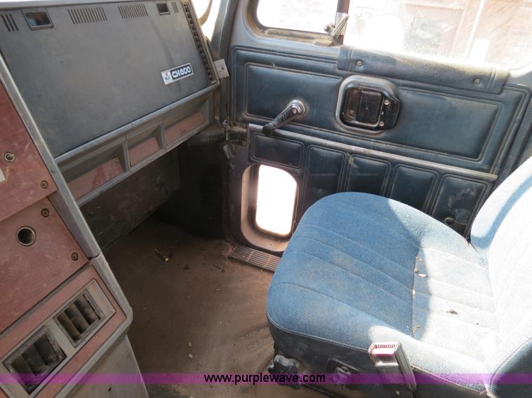 image for item B2432 1996 Mack CH613 semi truck