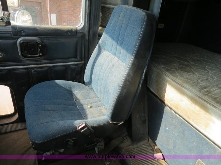 image for item B2432 1996 Mack CH613 semi truck