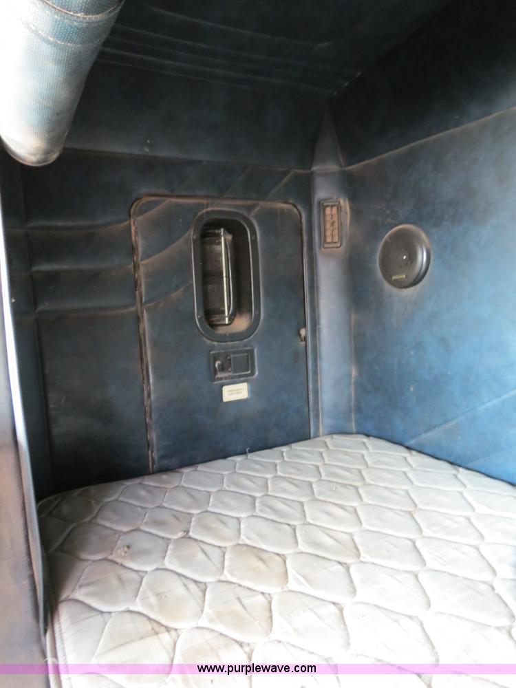 image for item B2432 1996 Mack CH613 semi truck