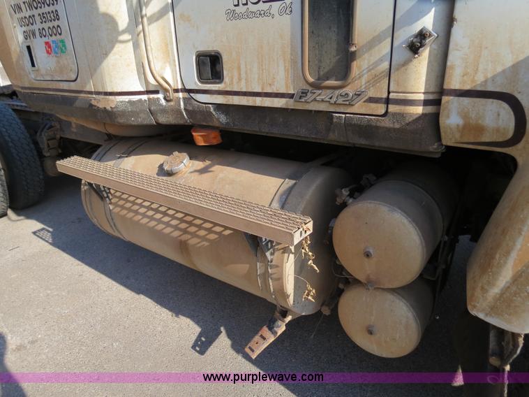 image for item B2432 1996 Mack CH613 semi truck