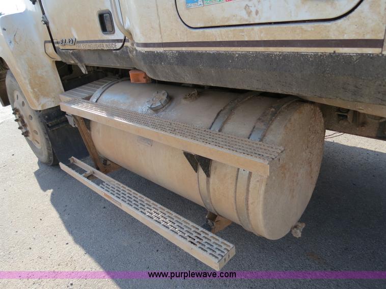 image for item B2432 1996 Mack CH613 semi truck