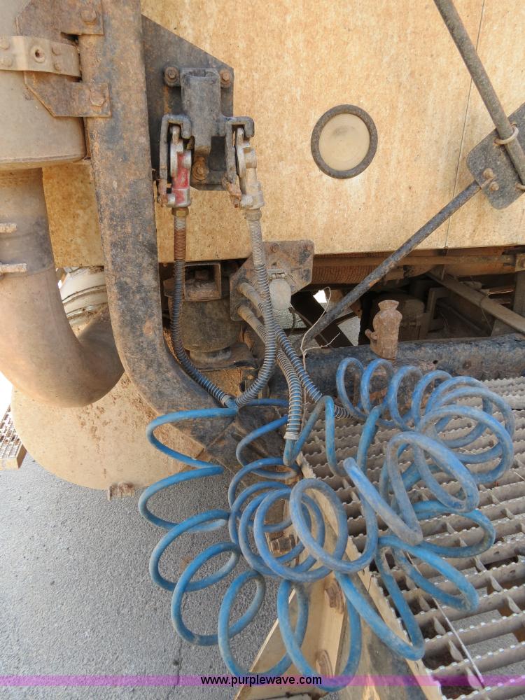 image for item B2432 1996 Mack CH613 semi truck