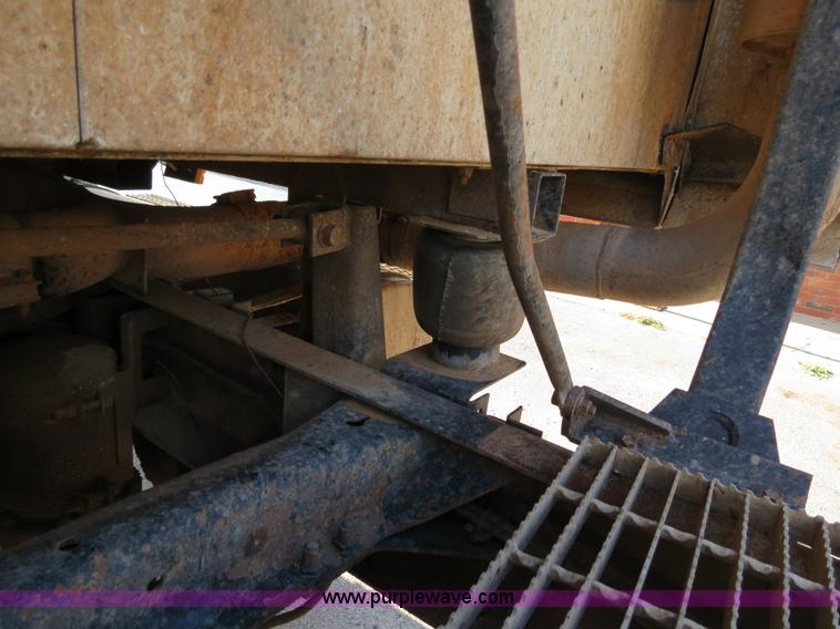 image for item B2432 1996 Mack CH613 semi truck