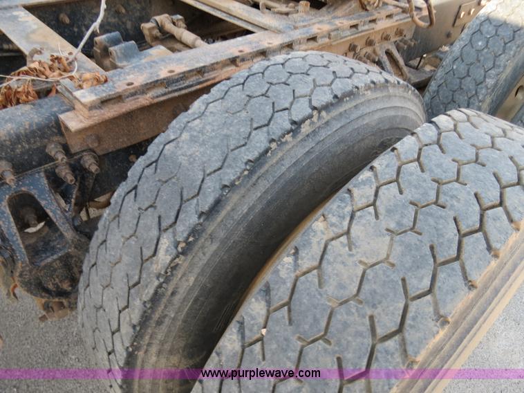 image for item B2432 1996 Mack CH613 semi truck