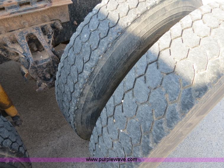 image for item B2432 1996 Mack CH613 semi truck