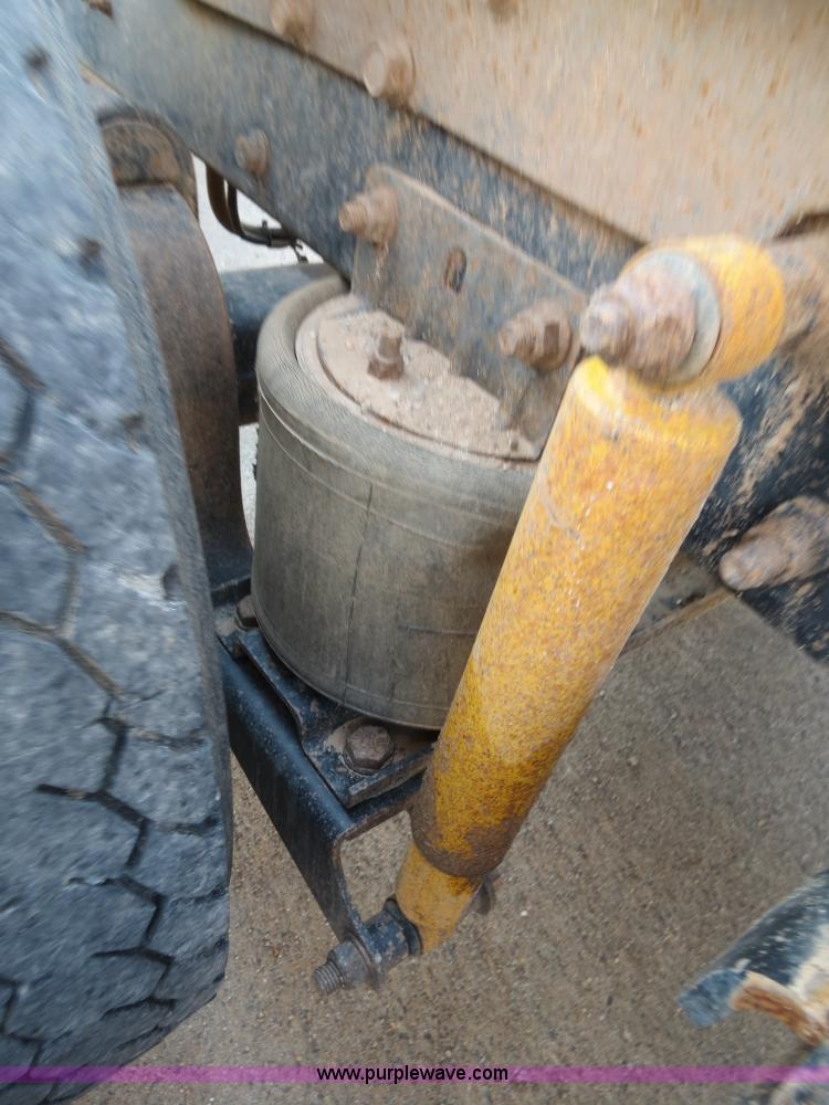 image for item B2432 1996 Mack CH613 semi truck