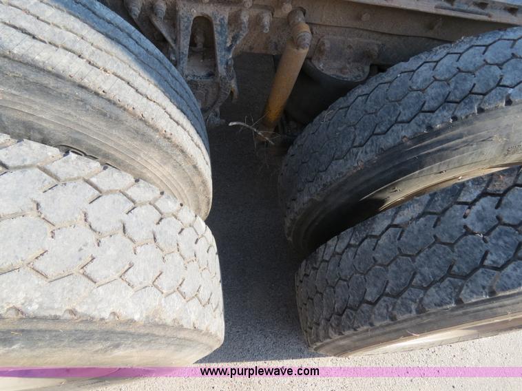 image for item B2432 1996 Mack CH613 semi truck