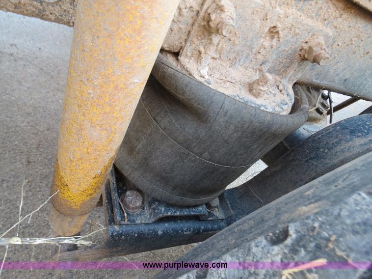 image for item B2432 1996 Mack CH613 semi truck