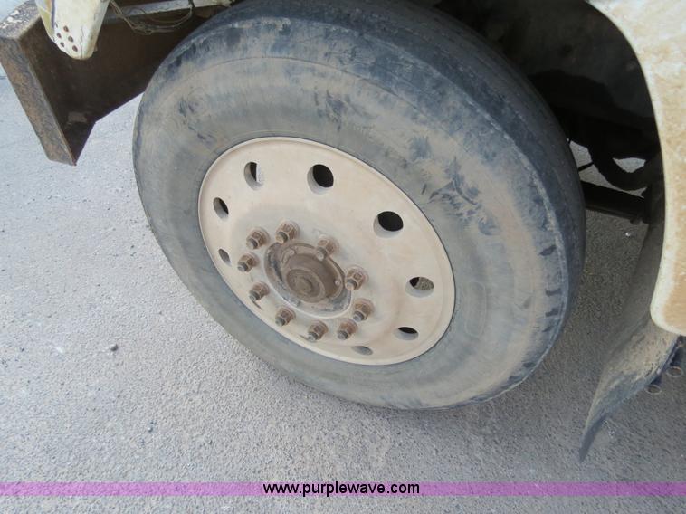 image for item B2432 1996 Mack CH613 semi truck