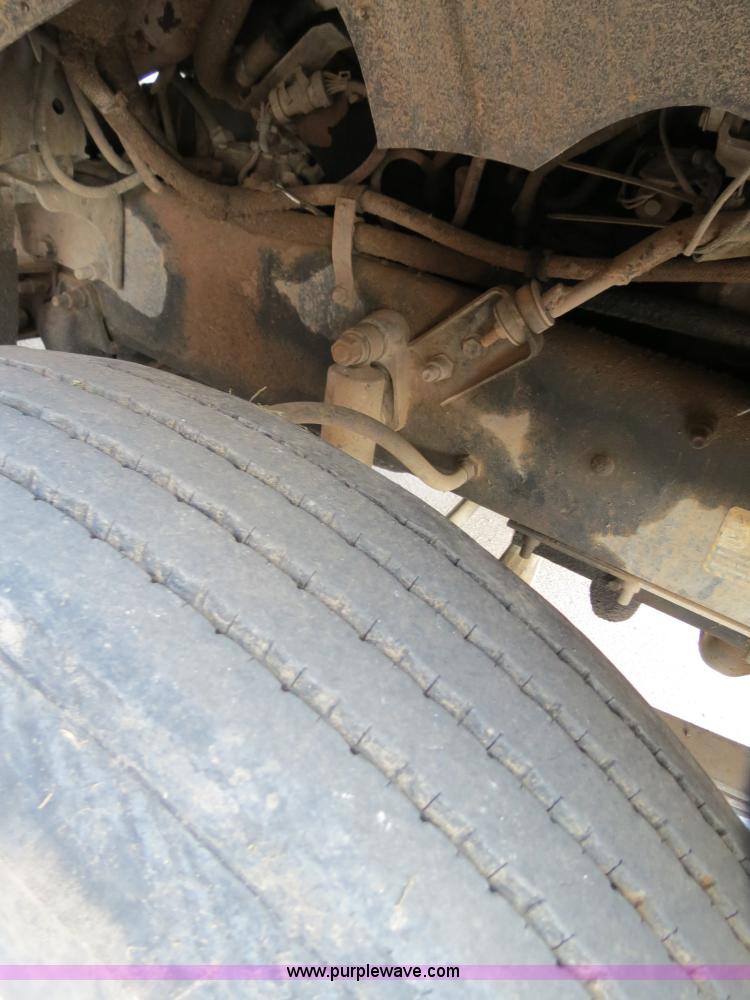 image for item B2432 1996 Mack CH613 semi truck