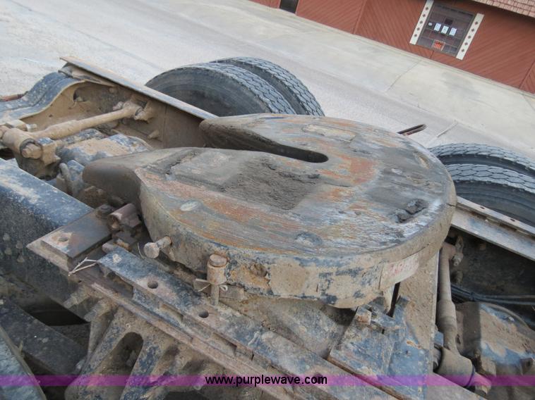 image for item B2432 1996 Mack CH613 semi truck