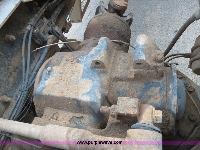 image for item B2432 1996 Mack CH613 semi truck