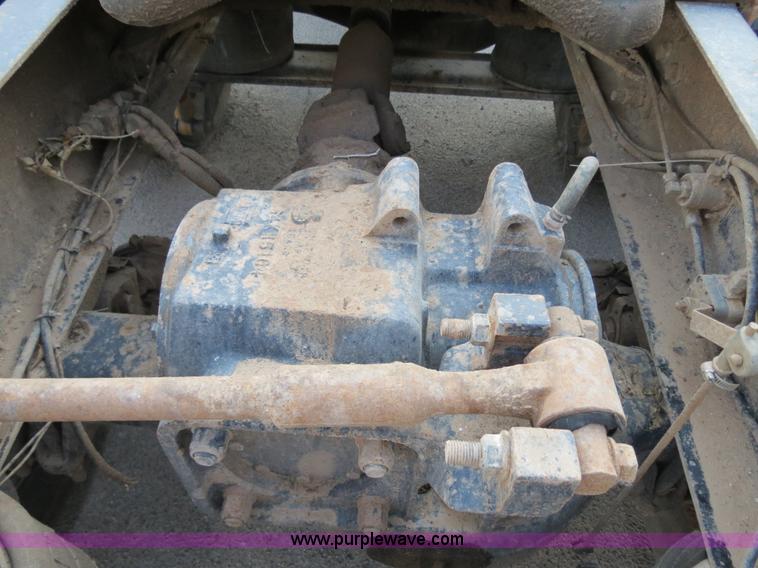 image for item B2432 1996 Mack CH613 semi truck