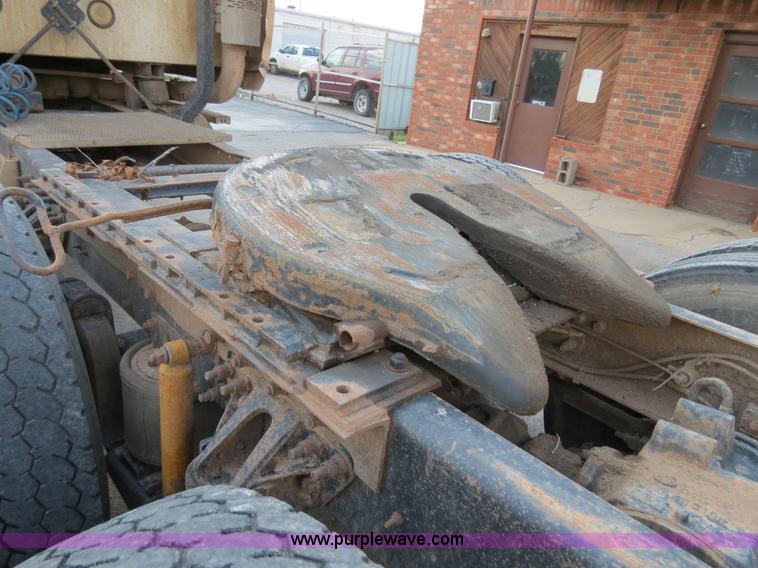 image for item B2432 1996 Mack CH613 semi truck