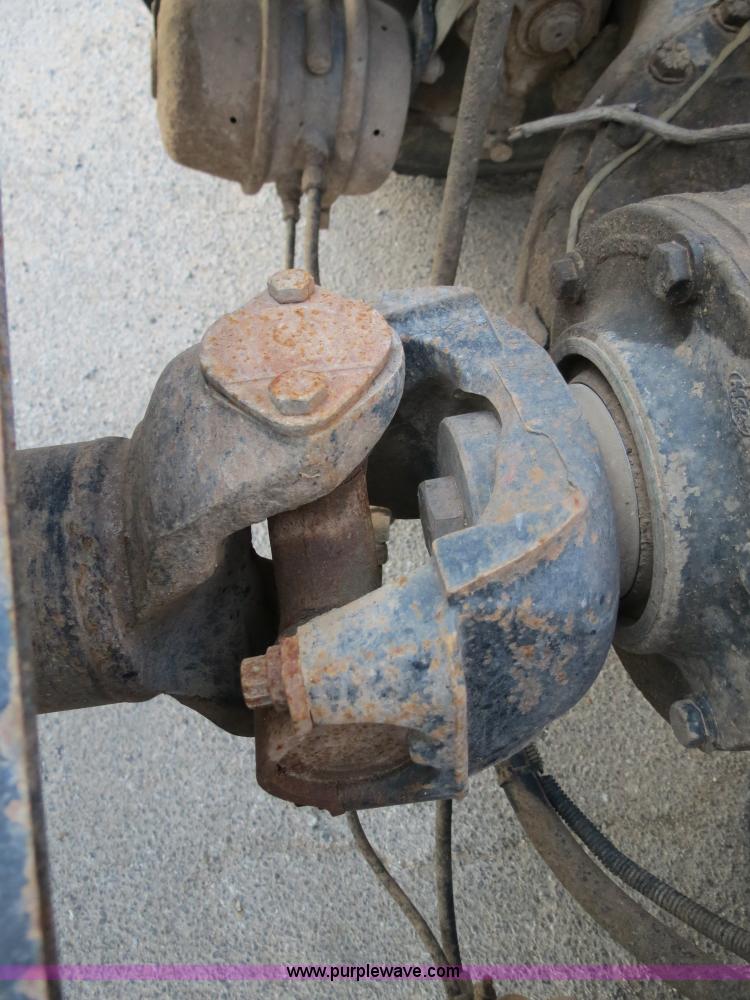 image for item B2432 1996 Mack CH613 semi truck