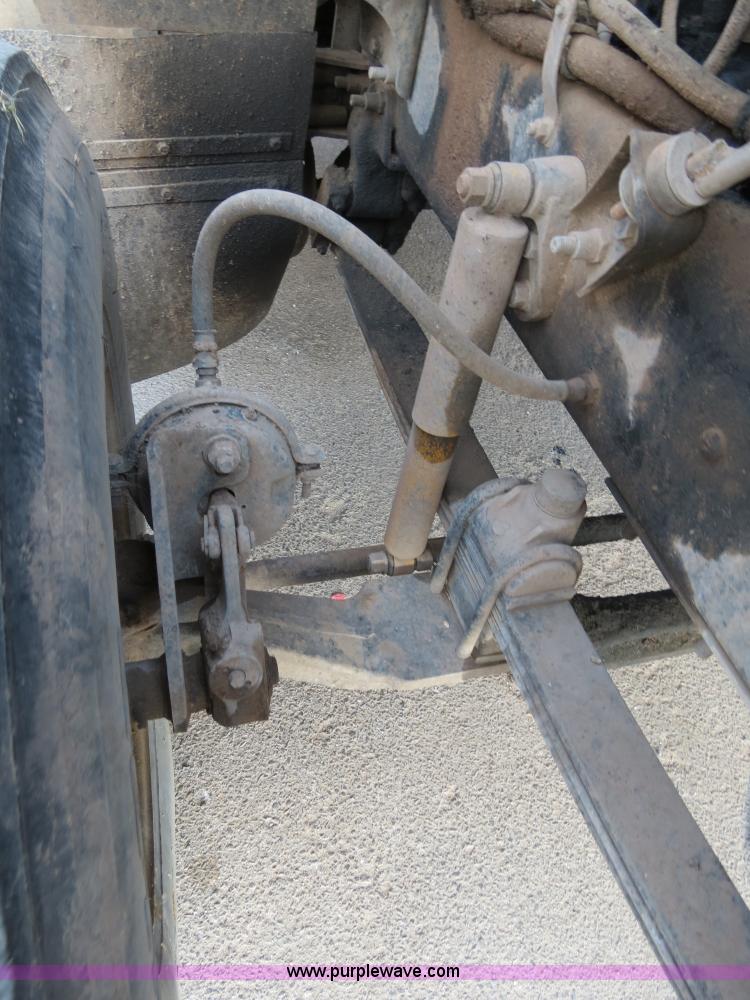 image for item B2432 1996 Mack CH613 semi truck