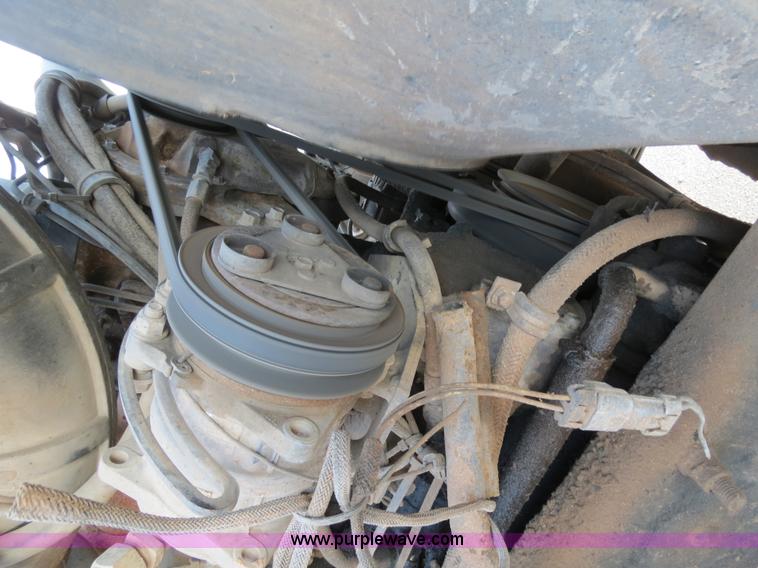 image for item B2432 1996 Mack CH613 semi truck