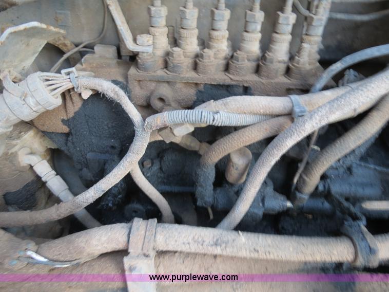 image for item B2432 1996 Mack CH613 semi truck