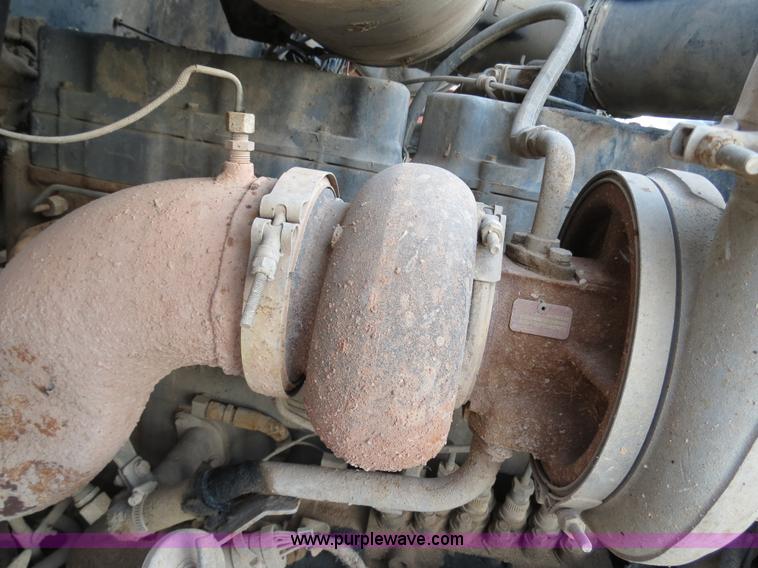 image for item B2432 1996 Mack CH613 semi truck