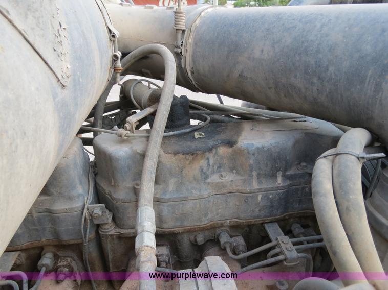 image for item B2432 1996 Mack CH613 semi truck