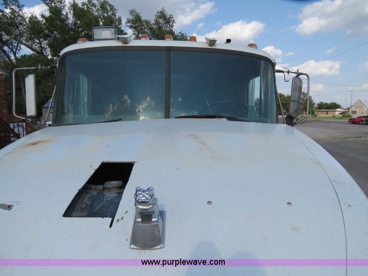 image for item B2432 1996 Mack CH613 semi truck