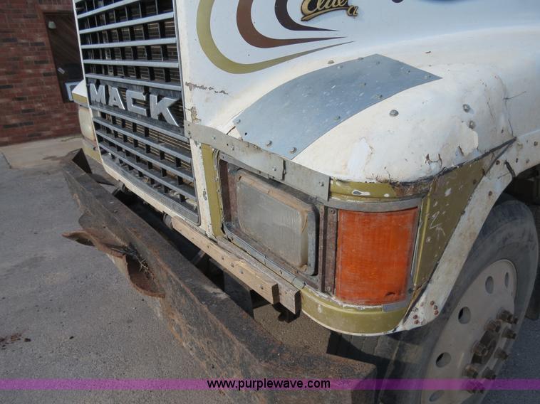 image for item B2432 1996 Mack CH613 semi truck