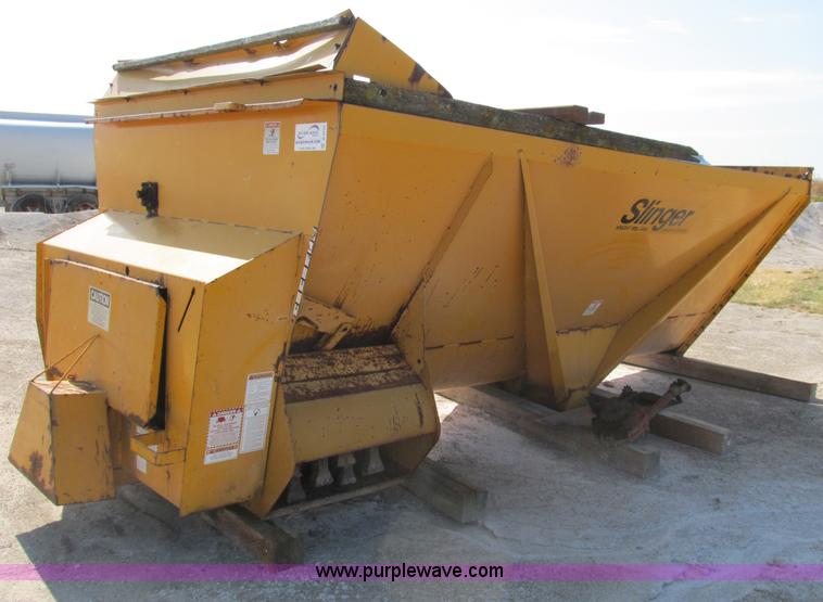 image for item B2733 Knight Slinger 725 manure spreader