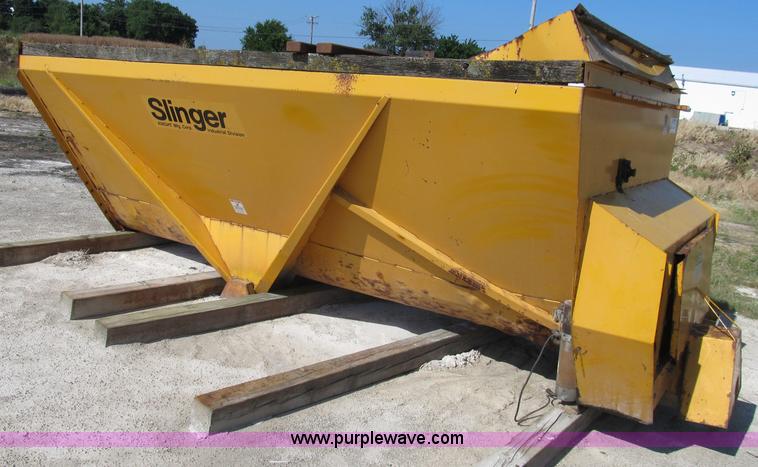 image for item B2733 Knight Slinger 725 manure spreader