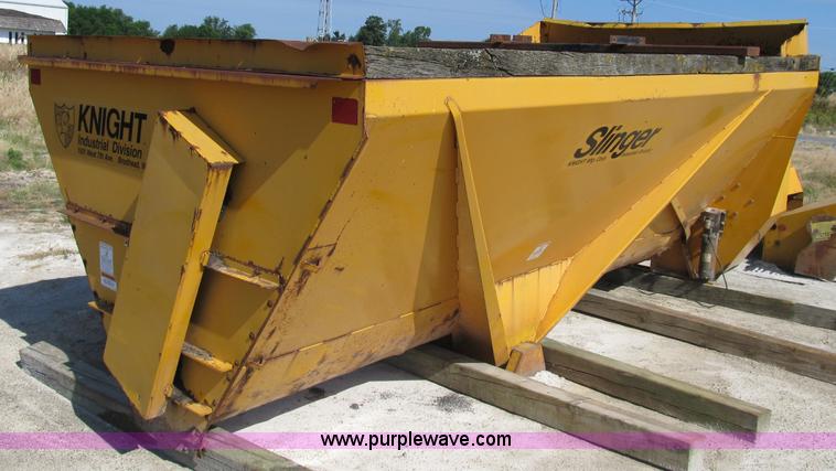 image for item B2733 Knight Slinger 725 manure spreader