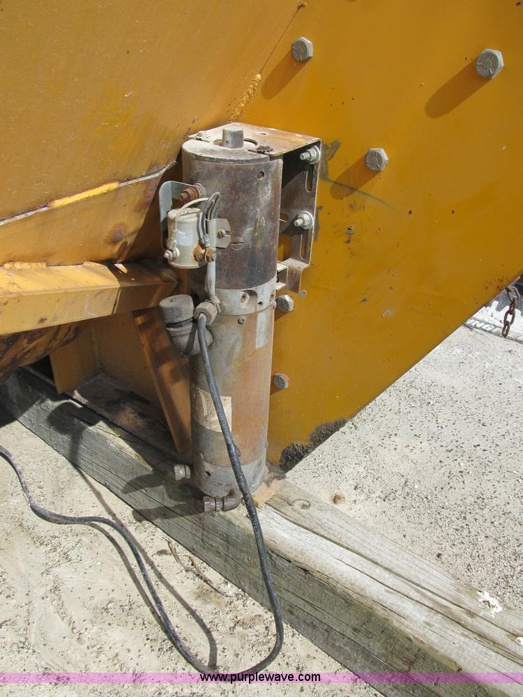 image for item B2733 Knight Slinger 725 manure spreader