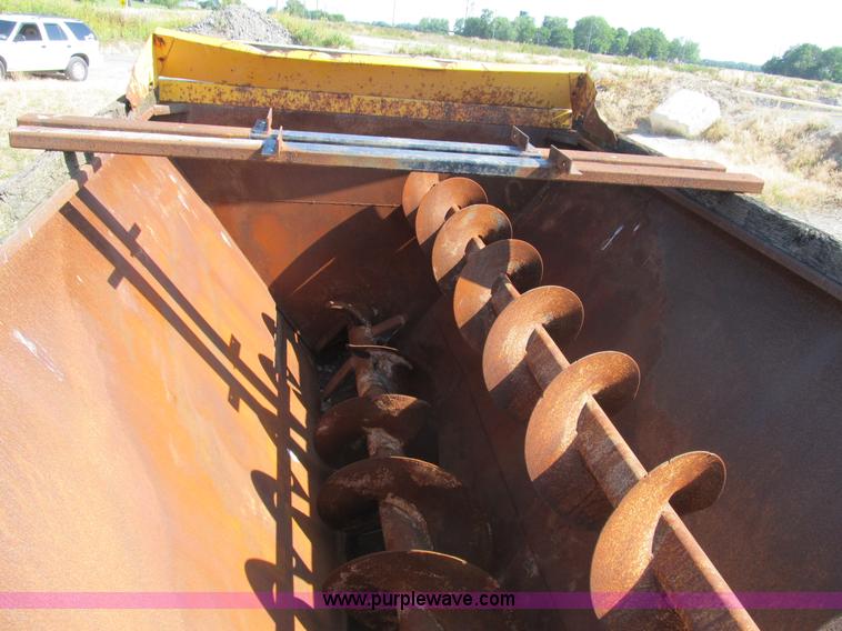 image for item B2733 Knight Slinger 725 manure spreader